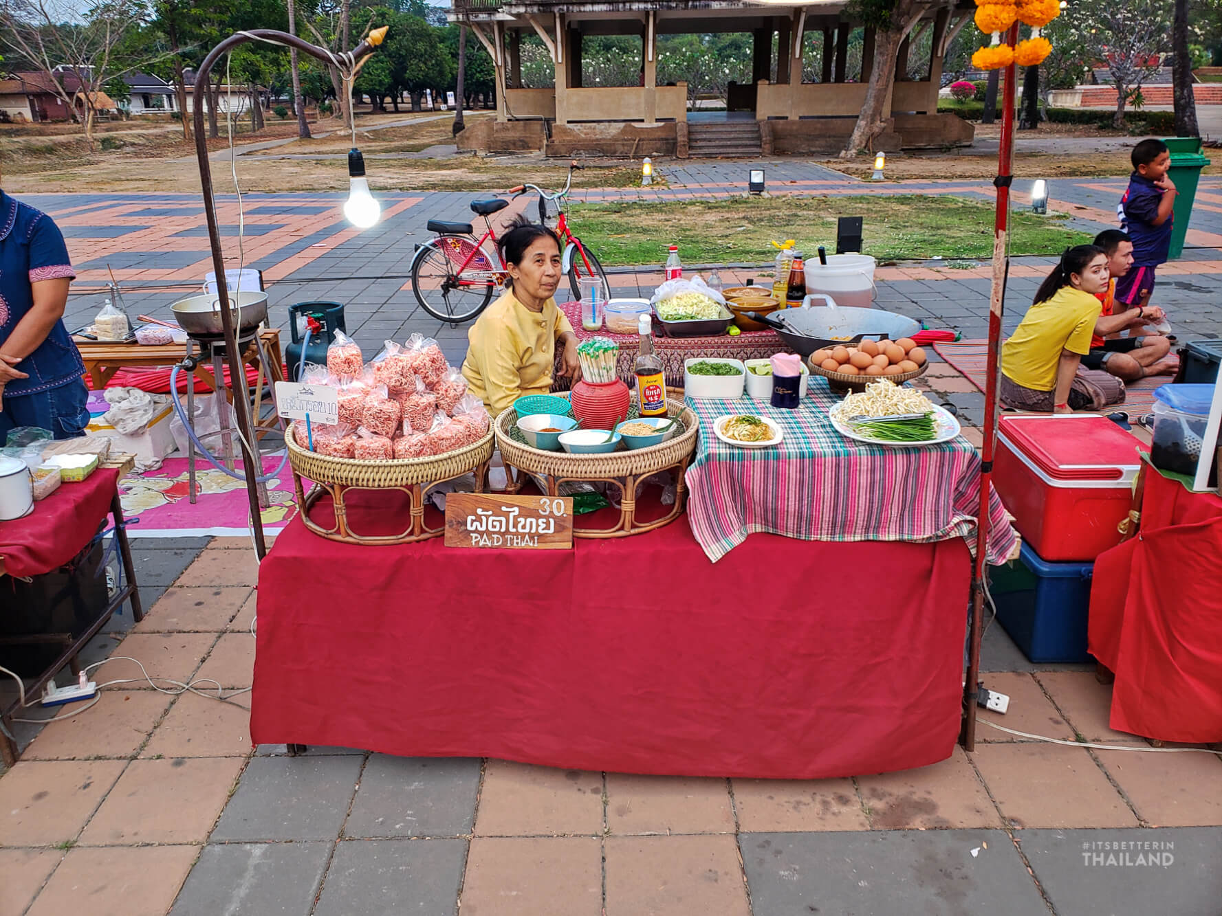 Sukhothai night market pad thai
