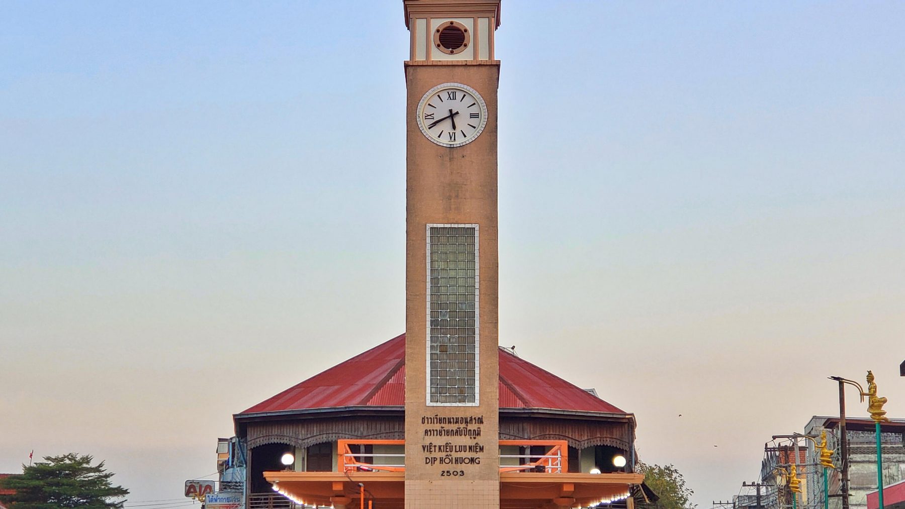 Vietnamese Memorial Clock Tower It's better in Thailand
