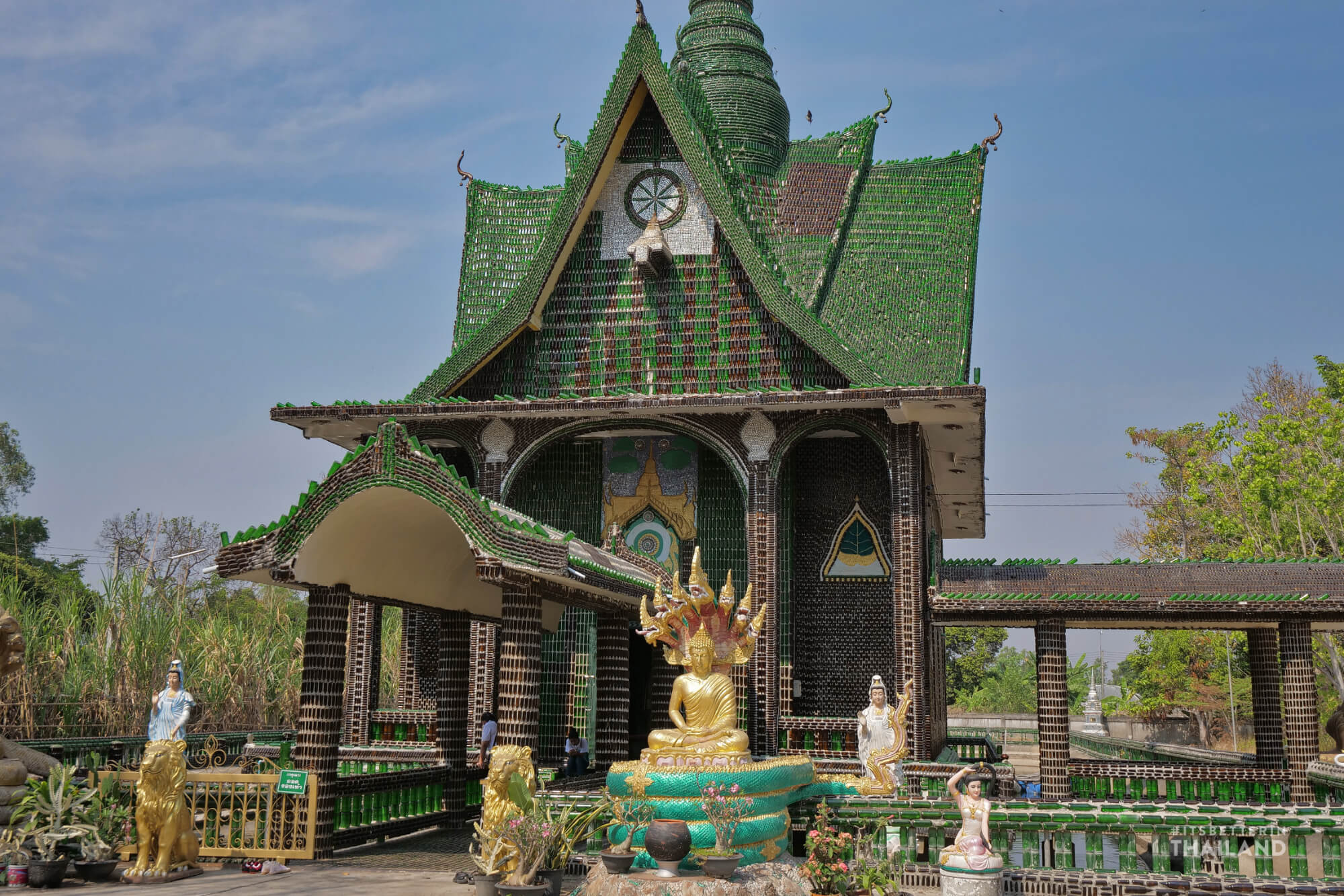 Wat Pa Maha Chedi Kaew (Wat Lan Khuad) - A temple made out of glass ...